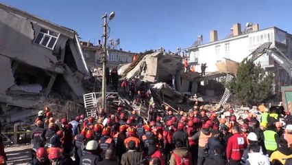 Sürsürü Mahallesi'nde yıkılan binada çalışma yapılıyor