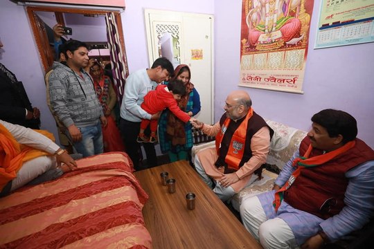 Amit Shah, Manoj Tiwari Dine At OBC Party Worker's Residence | Oneindia Malayalam
