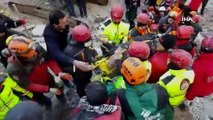 Elazığ'da arama kurtarma çalışlarında enkaz altında kalan bir vatandaş 13 saat sonra kurtartıldı