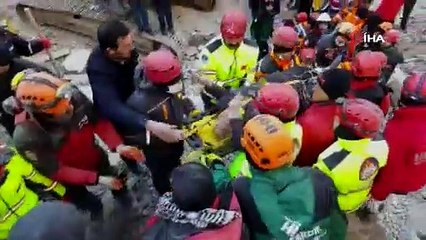 Elazığ'da arama kurtarma çalışlarında enkaz altında kalan bir vatandaş 13 saat sonra kurtartıldı
