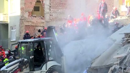 Mustafa Paşa Mahallesi'ndeki enkazdan bir kişi çıkarıldı