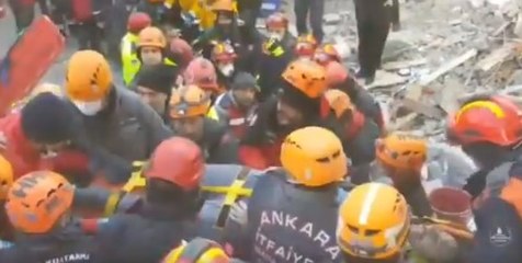 Enkaz altından 2 kişi daha kurtarıldı