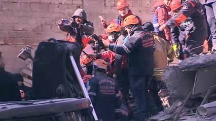 Enkazdan 15 saatin ardından bir kişi daha sağ çıkarıldı