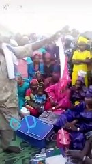 Vidéo - Incroyable, cet homme offre du lap dance aux bonnes dames