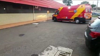 Mulher ferida em acidente de trânsito é levada ao hospital