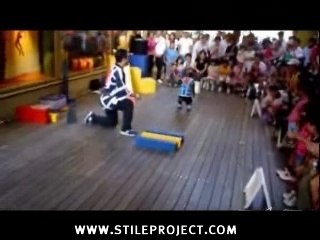 Singe doue sur des roulettes