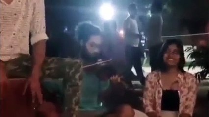 बहते हुए लहू का हिसाब चाहता हूं, मैं गुलाब नहीं इंकलाब चाहता हूं