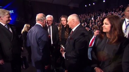 Prens Charles'tan Mike Pence'e şok hareket! Dumura uğradı