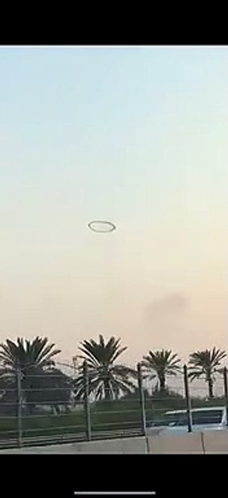 Un mystérieux anneau noir de fumée a été vu récemment dans le ciel au-dessus de Lahore au Pakistan