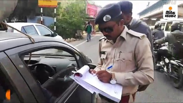 ट्रेफिक पुलिस ने कार पर टंकी और सीढ़ी ले जाते हुए शख्स का काटा चालान