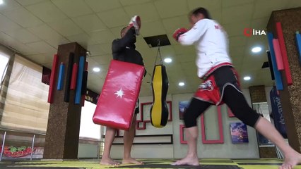 52'lik muay thai şampiyonu, dünya şampiyonasına hazırlanıyor