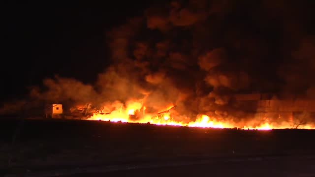 Un incendio arrasa una nave de reciclaje en Narón