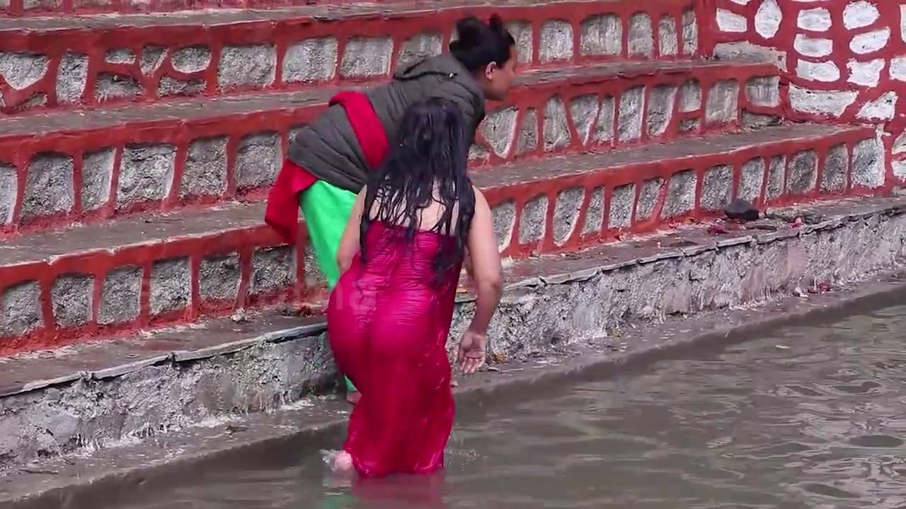 #Open Bath Nepali women culture Nepal // Nepali women open bath bagmati