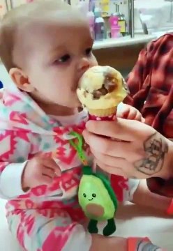 La réaction de ce bébé mangeant une glace pour la première fois est trop mignonne
