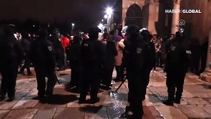 İsrail polisinden Mescid-i Aksa'ya baskın