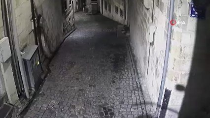 Güvercin hırsızları kameradan kaçamadı