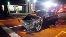 Corolla em alta velocidade colide em 3 carros na Rua Paraná