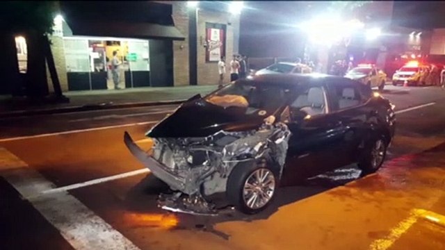 Corolla em alta velocidade colide em 3 carros na Rua Paraná