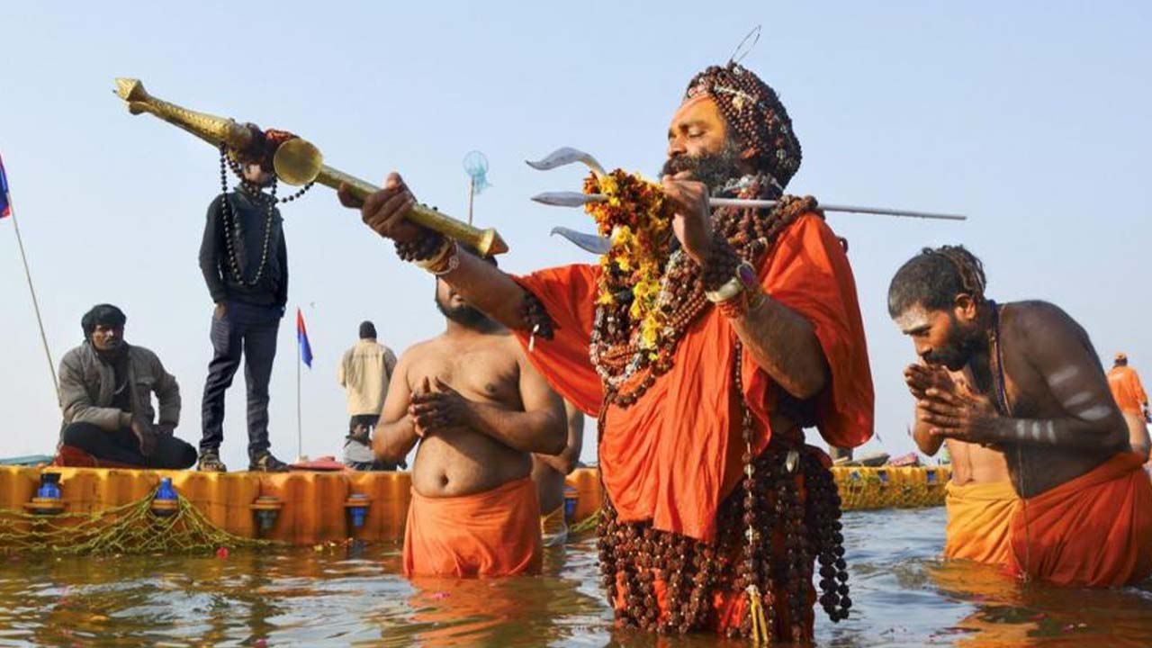 प्रयागराज: मौनी अमावस्या पर स्नान के लिए संगम में जुटी श्रद्धालुओं की भीड़