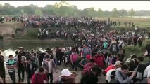 Cargas policiales para frenar a cientos de migrantes en la frontera entre Guatemala y México