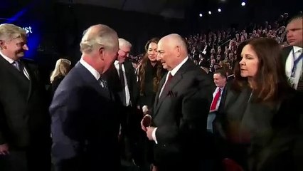 Prens Charles, Mike Pence ile el sıkışmadı