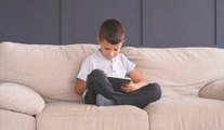 Le danger des smartphones et tablettes pour les mains de vos enfants: ils ne savent plus écrire