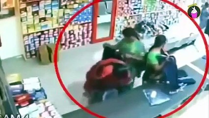 Memalukan! Ditutupi Dengan Baju Daster yang Besar, Wanita Ini Melakukan Hal Yang Bejat Didalam Toko!