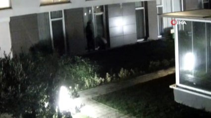 Soydukları evin lambaları yandı, hırsızların umurunda bile olmadı...O anlar kamerada