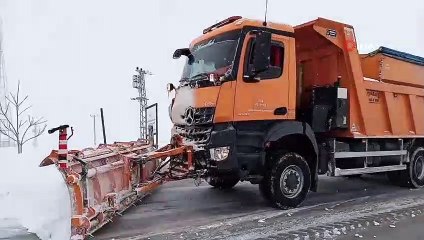 Van-Bahçesaray yolu yoğun fırtına ve kar nedeniyle ulaşıma kapandı