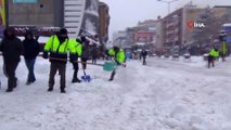 Van Büyükşehir Belediyesi'nden yoğur kar mesaisi