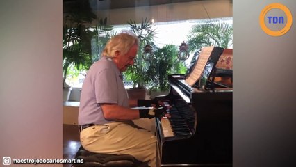 Il rejoue du piano grace à des gants bioniques