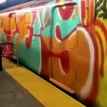 Un coup de frais à la gare avec ce train new-yorkais à graffitis