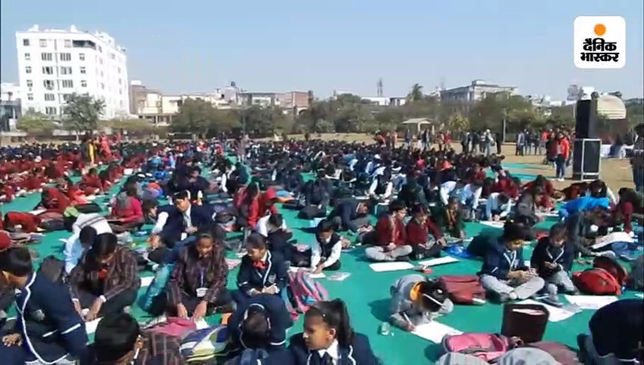 'प्लास्टिक फ्री भारत' थीम पर बच्चों ने बनाई पेंटिंग, दिखाया प्रदूषण बना धरती के लिए खतरा