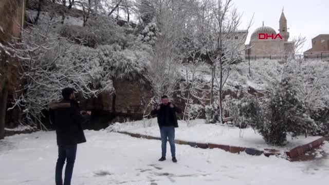Mardin beyaza büründü, kırsaldaki yollar ulaşıma kapandı