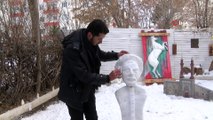 Sivaslı heykeltıraş soğuğu sanata dönüştürerek Aşık Veysel’in kardan heykelini yaptı