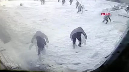 Van'da hastane girişindeki çatı çöktü 9 yaralı