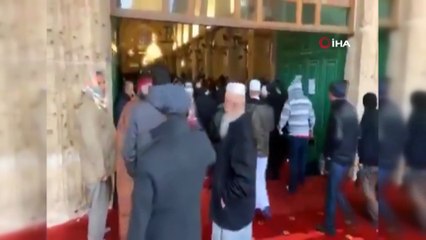 - İsrail’in yasak koyduğu Şeyh İkrime Sabri, Mescid-i Aksa’ya omuzlarda girdi