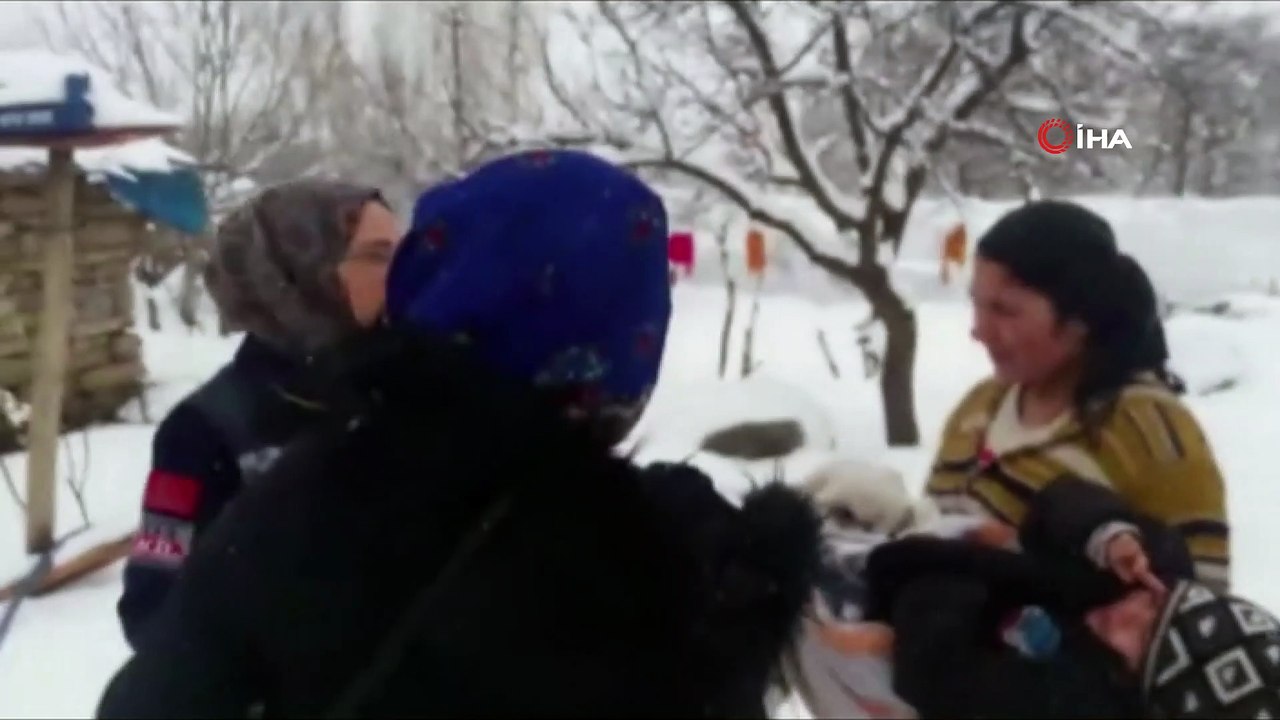 Ayağına kaynar su dökülen 2 yaşındaki çocuk kapalı köy yolunun açılmasıyla hastaneye kaldırıldı