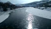 Çoruh Nehri'nin yüzeyinde buz tabakası oluştu