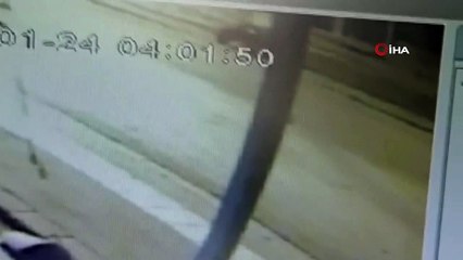 Şiddetli rüzgar kamelyaları yerinden söktü, sepetli motosikleti sürükledi