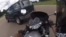 Un automobiliste coupe la route à un motard