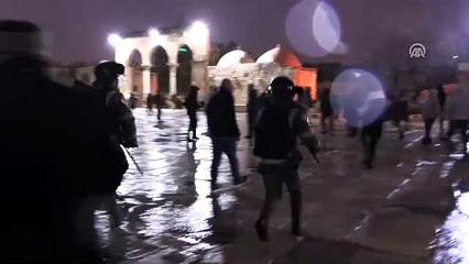 İsrail polisinden Mescid-i Aksa'ya baskın!