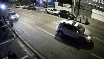 Que susto! Pedestre quase é atingido por carro em acidente na Rua Paraná