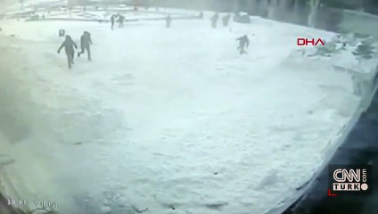 Hastane çatısının çökme anı kamerada