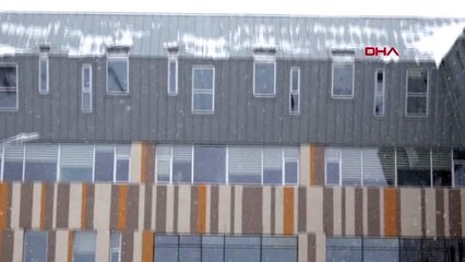 Van'da hastane girişindeki çatı çöktü 9 yaralı