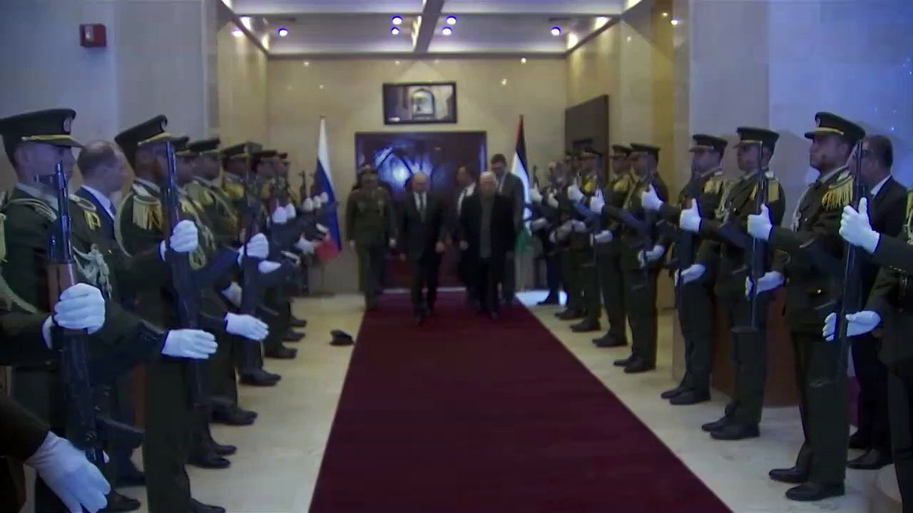 Putin bückt sich bei Abbas-Besuch nach Kopfbedeckung