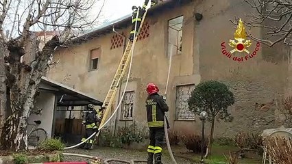 Cadorago (CO) - In fiamme il tetto di un edificio (24.01.20)
