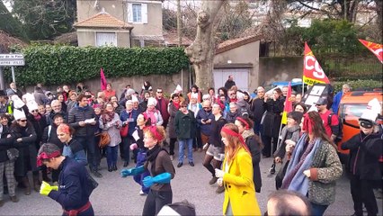 À Aubenas, les manifestants chantent “À cause de Macron”