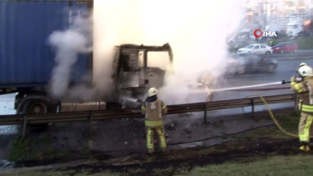Esenyurt Haramidere TEM Bağlantı yolunda seyir halindeki araçta yangın çıktı. Olay yerine itfaiye ekipleri sevk edildi. Yangın nedeniyle bölgede trafik yoğunluğu oluştu.