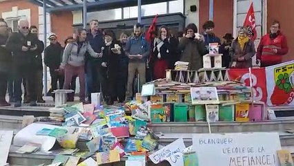 Montceau : les enseignants montent, puis cassent, un mur de livres